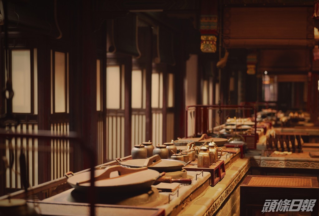 唔只美食、劇中嘅道具及布景亦同樣一絲不苟。